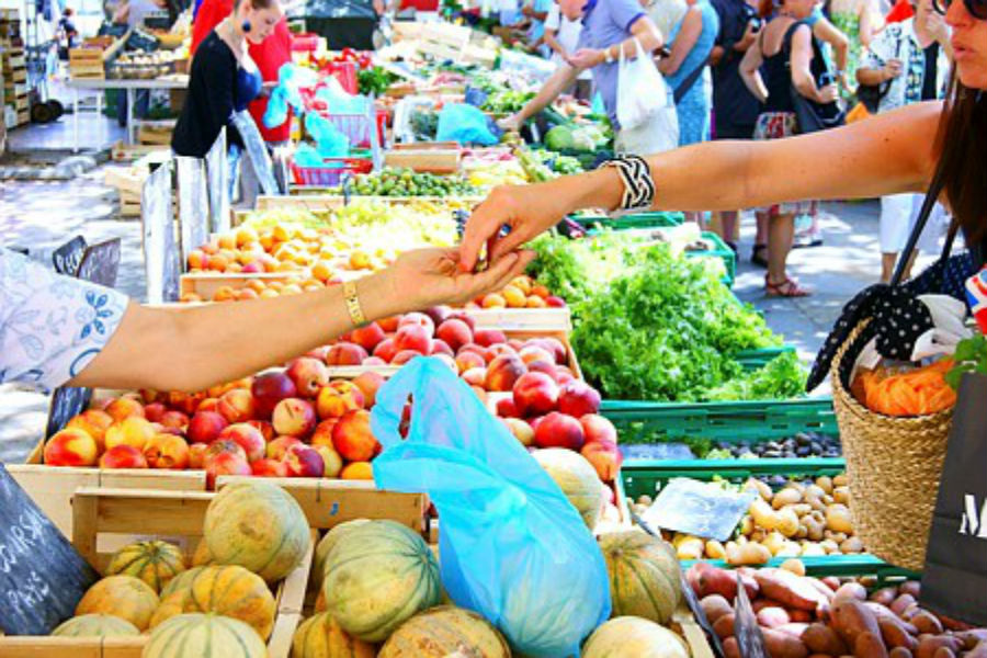 Achats de produits frais, fruits et légumes sur un marché