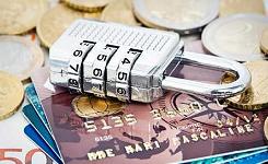 Cadenas, argent et carte de crédit